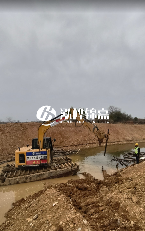 河道護坡木樁密布規(guī)范要求-河道護坡木樁多少米一根樁？